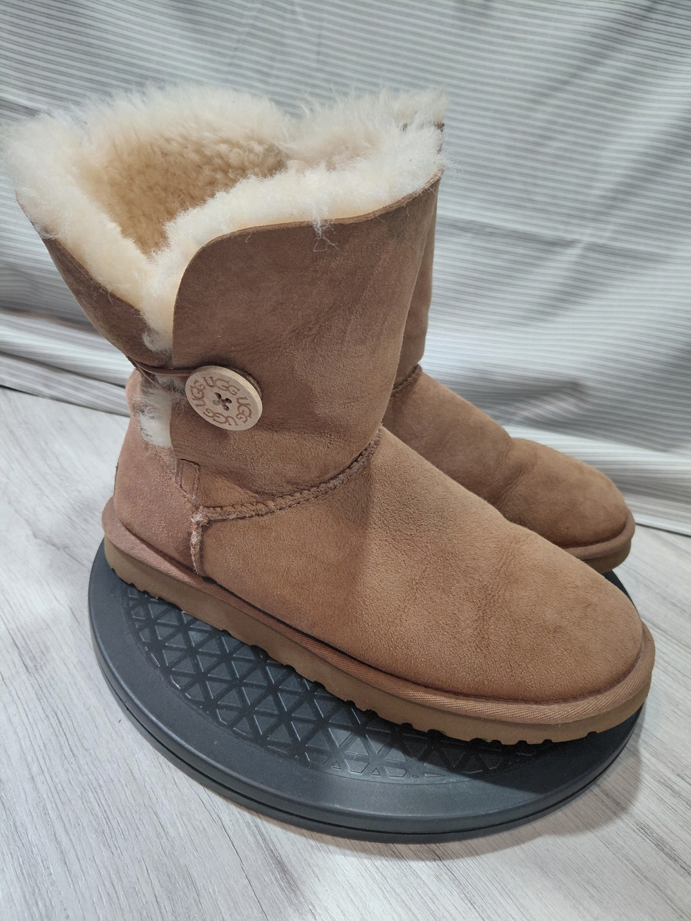UGG Women Classic Bailey Button Mid Calf Chestnut Fluffy Shearling Lining SIZE 8